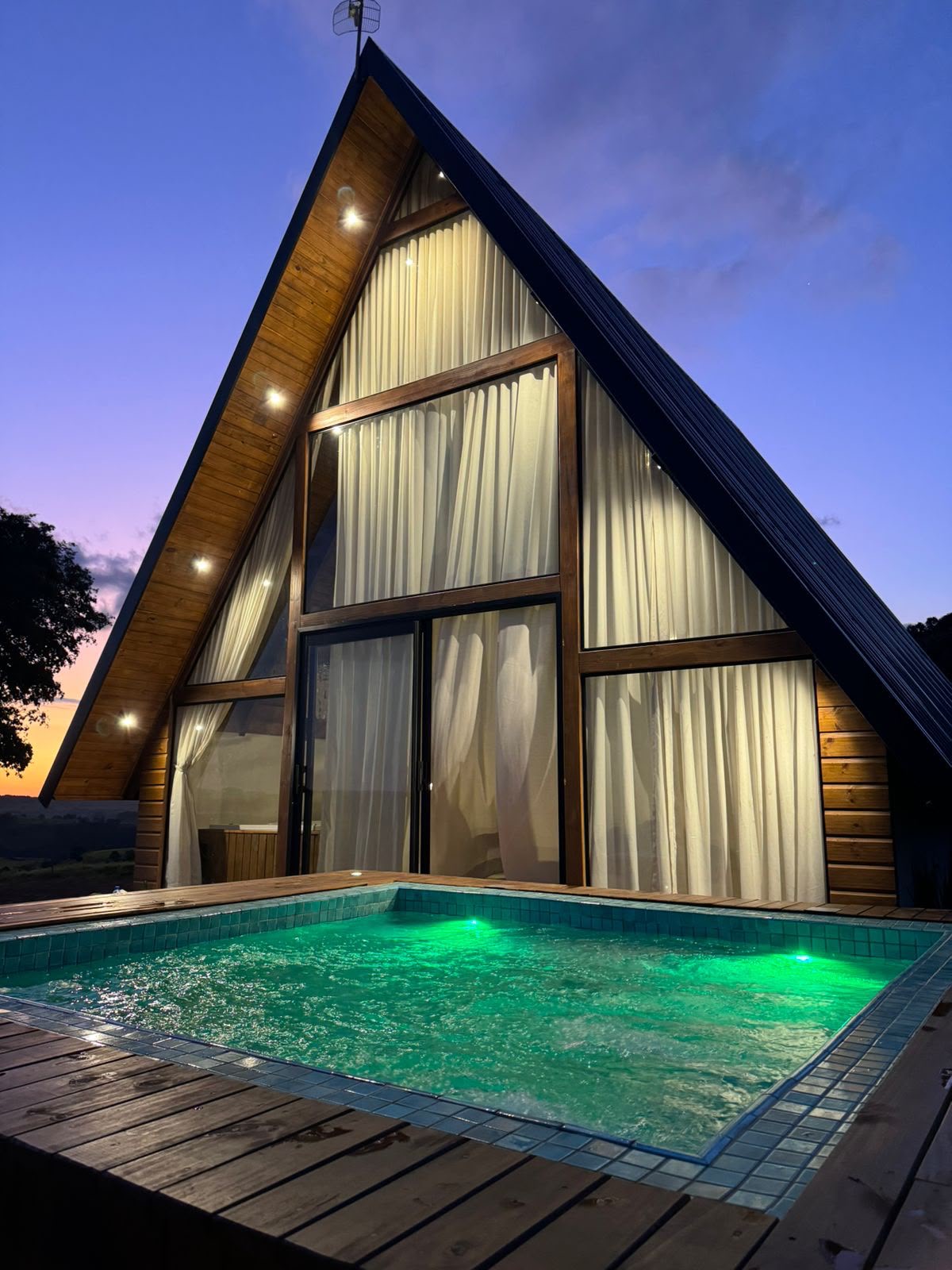 Chalé com piscina aquecida ao entardecer