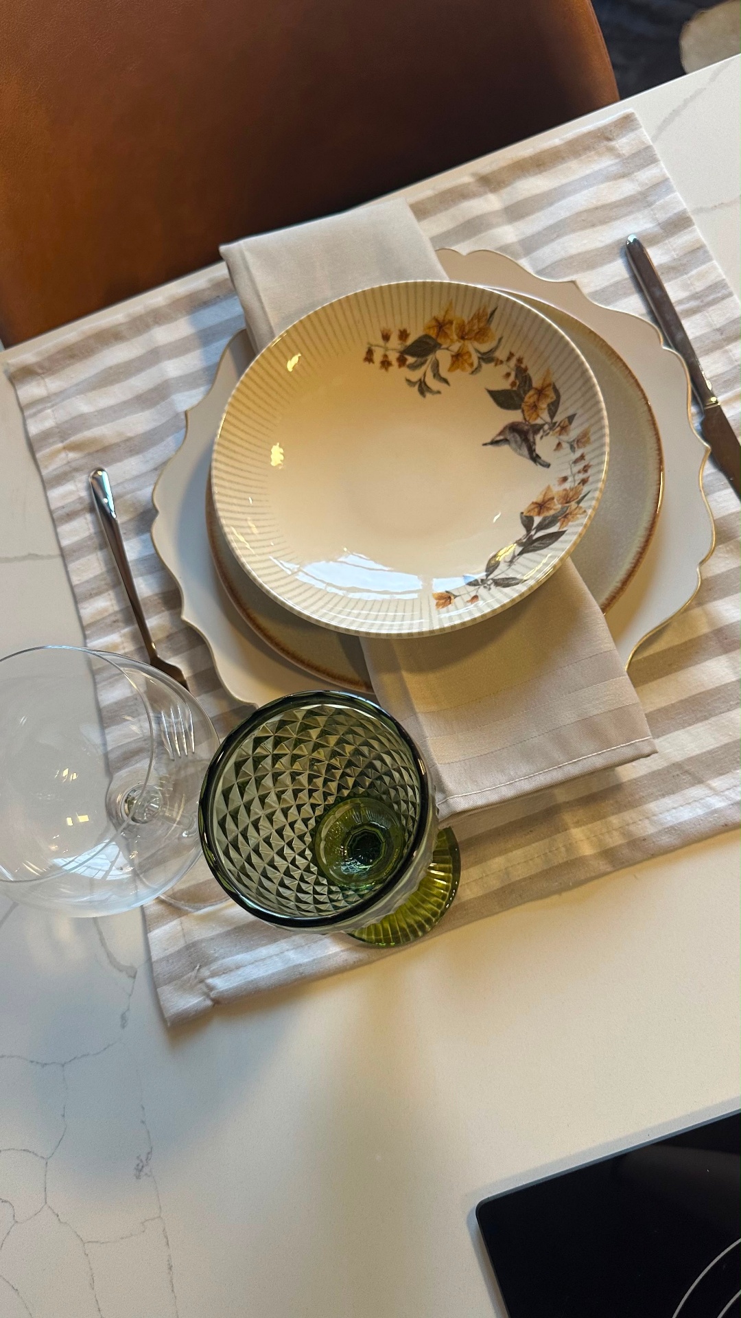 Mesa posta com louça artesanal