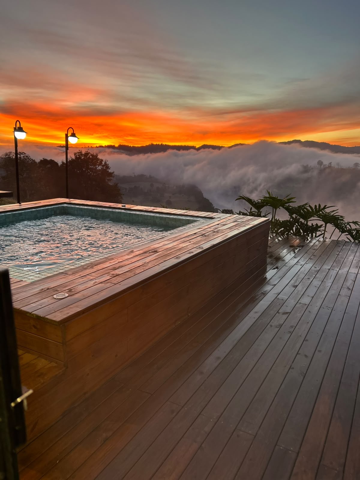 Reflexo do nascer do sol na piscina aquecida