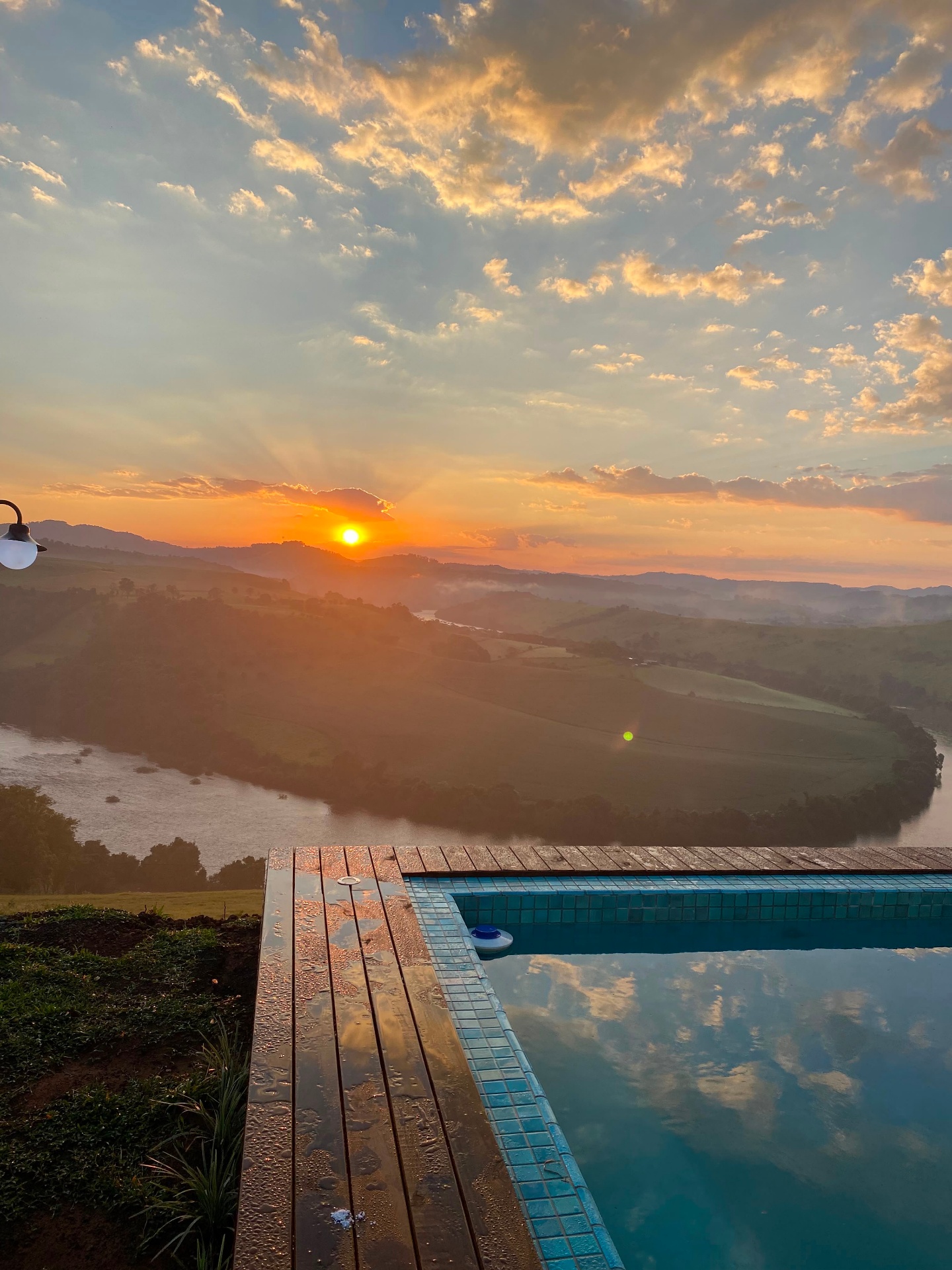 Piscina ao pôr do sol